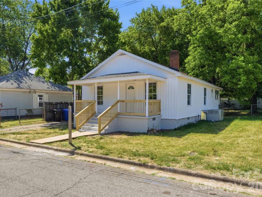 92 Spencer Avenue, Mooresville, NC 28115.  MLS# CAR4345908, YatesRealty ID 42646. 