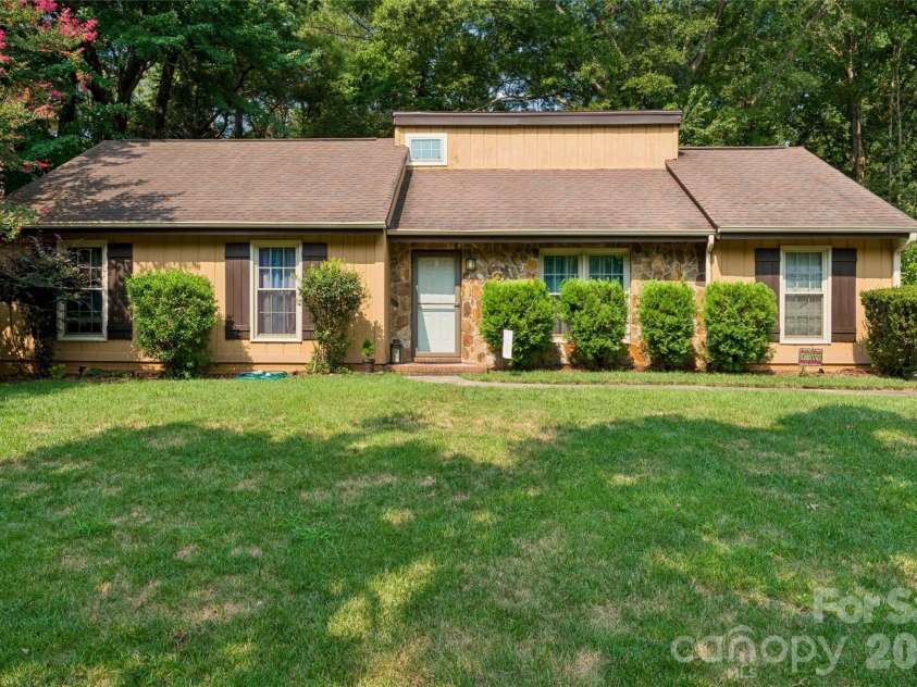 4737 Autumn Leaf Lane, Charlotte, NC 28277.  MLS# CAR4404440, YatesRealty ID 42648. 