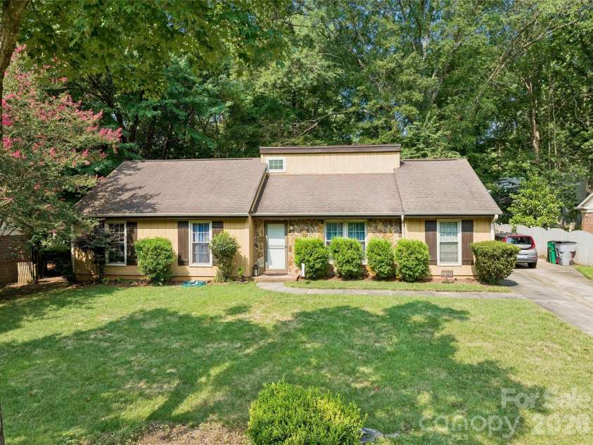 4737 Autumn Leaf Lane, Charlotte, NC 28277.  MLS# CAR4404440, YatesRealty ID 42648. 
