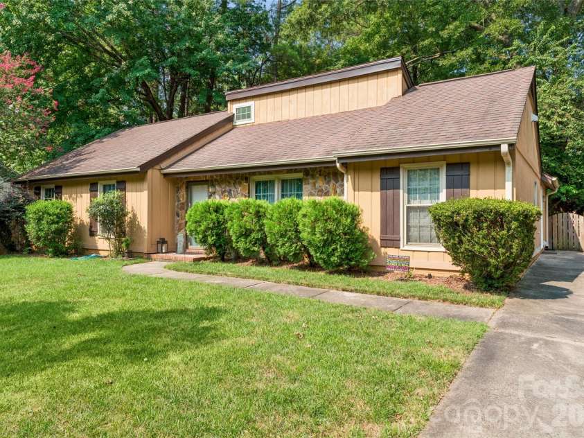 4737 Autumn Leaf Lane, Charlotte, NC 28277.  MLS# CAR4404440, YatesRealty ID 42648. 