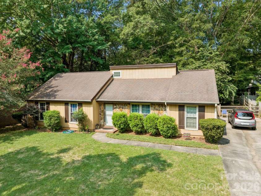 4737 Autumn Leaf Lane, Charlotte, NC 28277.  MLS# CAR4404440, YatesRealty ID 42648. 