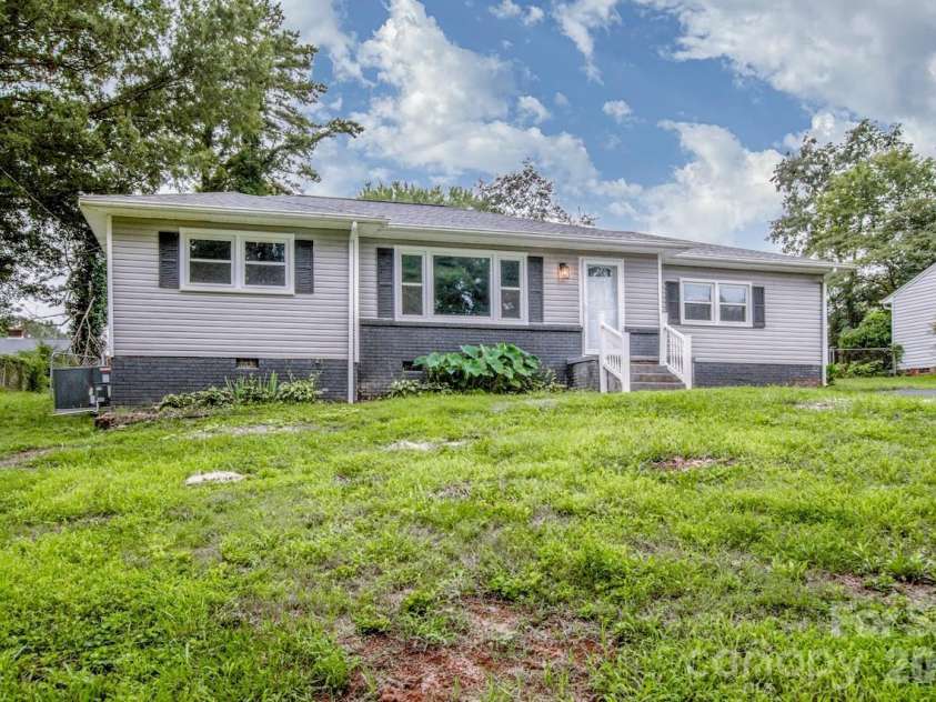 1317 Meadowbrook Circle, Salisbury, NC 28144.  MLS# CAR4401363, YatesRealty ID 42649. 