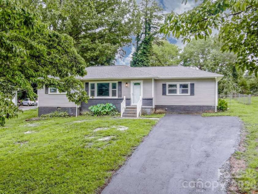 1317 Meadowbrook Circle, Salisbury, NC 28144.  MLS# CAR4401363, YatesRealty ID 42649. 