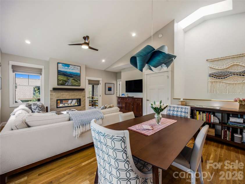 409 Kessler Place, Asheville, NC 28804.  MLS# CAR4410858, YatesRealty ID 42650. 