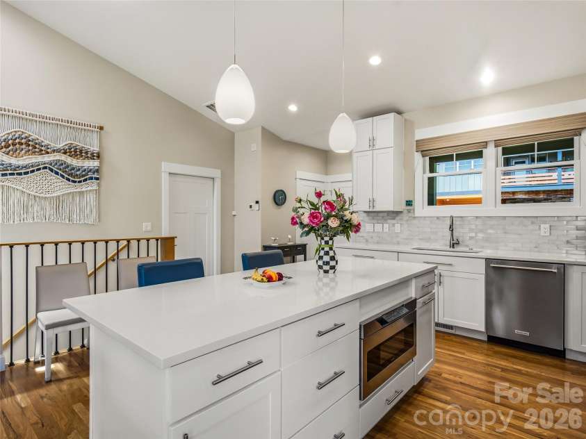409 Kessler Place, Asheville, NC 28804.  MLS# CAR4410858, YatesRealty ID 42650. 