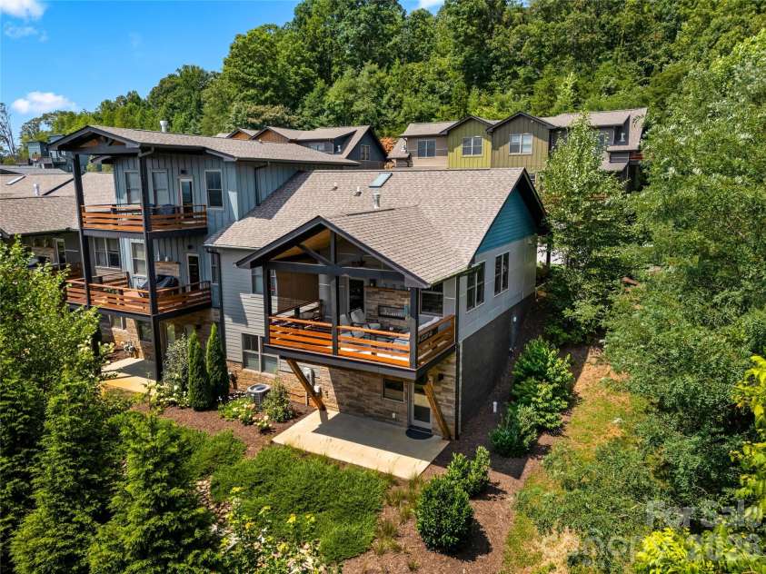 409 Kessler Place, Asheville, NC 28804.  MLS# CAR4410858, YatesRealty ID 42650. End unit with a private setting