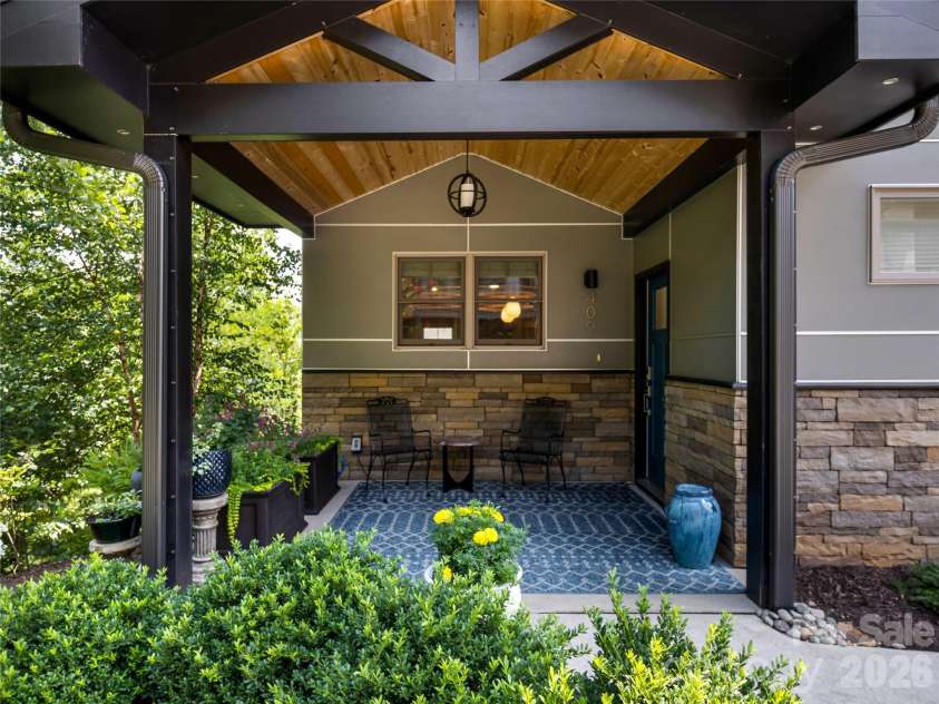 409 Kessler Place, Asheville, NC 28804.  MLS# CAR4410858, YatesRealty ID 42650. Vaulted Front Patio
