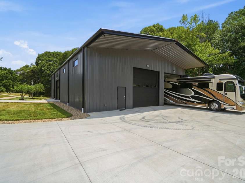 211 Winthrow Creek Road, Mooresville, NC 28115.  MLS# CAR4401607, YatesRealty ID 42656. 