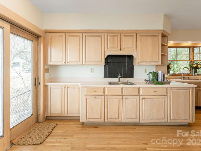 1 Evelyn Place, Asheville, NC 28801.  MLS# CAR4225059, YatesRealty ID 4266. 