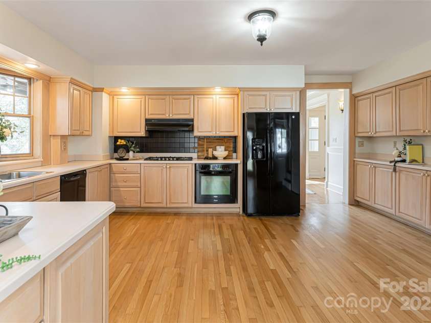 1 Evelyn Place, Asheville, NC 28801.  MLS# CAR4225059, YatesRealty ID 4266. 