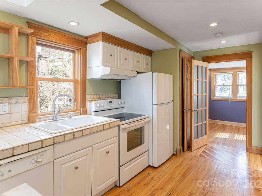 1 Evelyn Place, Asheville, NC 28801.  MLS# CAR4225059, YatesRealty ID 4266. 