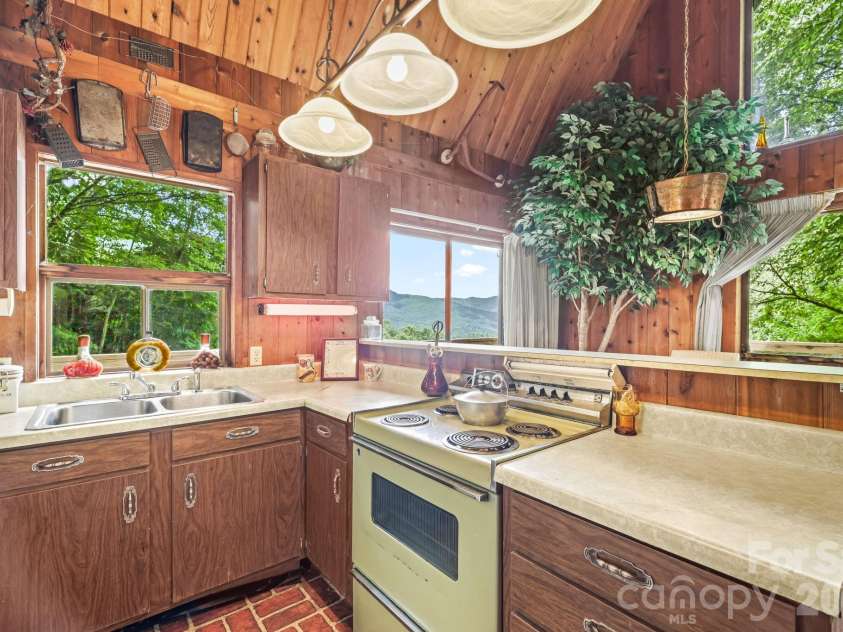 48 Easy Street, Waynesville, NC 28786.  MLS# CAR4411463, YatesRealty ID 42660. 