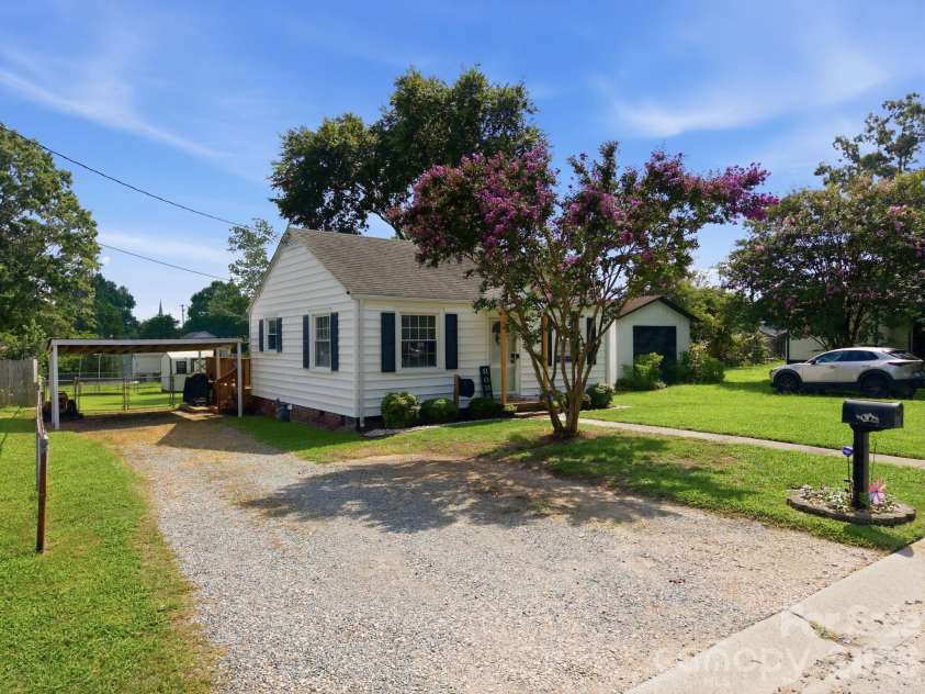 2102 Englewood Street, Kannapolis, NC 28083.  MLS# CAR4411165, YatesRealty ID 42664. 