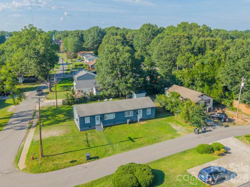 402 Webb Street, Dallas, NC 28034.  MLS# CAR4403939, YatesRealty ID 42668. 