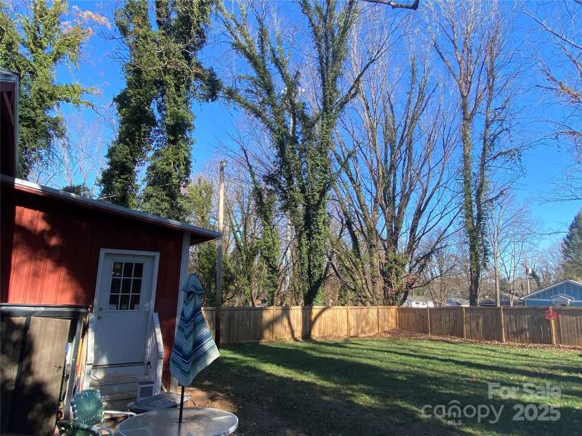525 Park Drive, Statesville, NC 28677.  MLS# CAR4332807, YatesRealty ID 4267. Back yard