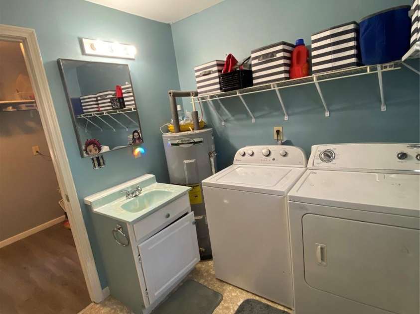 525 Park Drive, Statesville, NC 28677.  MLS# CAR4332807, YatesRealty ID 4267. Bathroom
