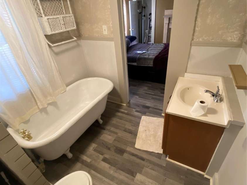 525 Park Drive, Statesville, NC 28677.  MLS# CAR4332807, YatesRealty ID 4267. Bathroom