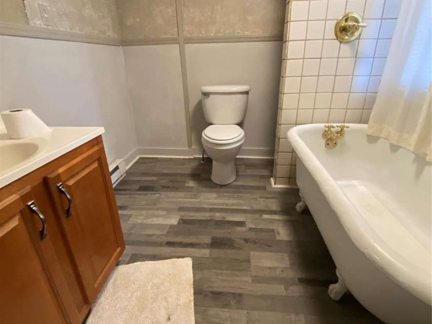 525 Park Drive, Statesville, NC 28677.  MLS# CAR4332807, YatesRealty ID 4267. Bathroom