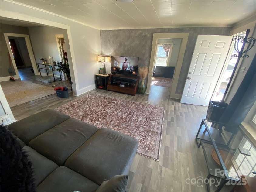 525 Park Drive, Statesville, NC 28677.  MLS# CAR4332807, YatesRealty ID 4267. LR
