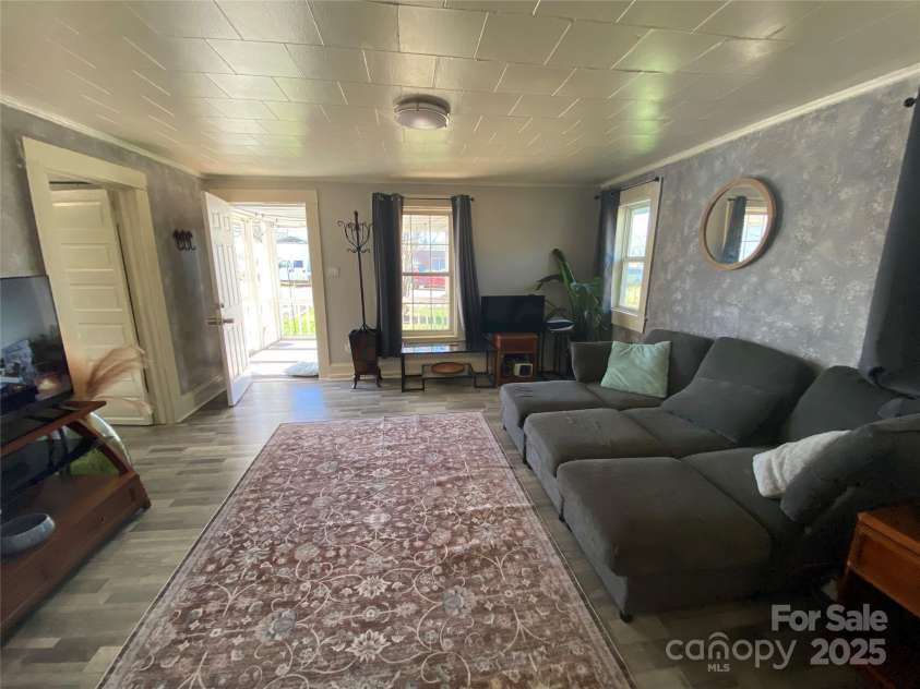 525 Park Drive, Statesville, NC 28677.  MLS# CAR4332807, YatesRealty ID 4267. LR