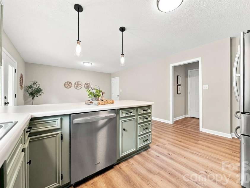 136 Cook Lane, Hickory, NC 28601.  MLS# CAR4412486, YatesRealty ID 42671. 