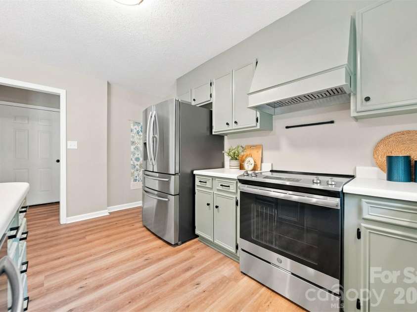 136 Cook Lane, Hickory, NC 28601.  MLS# CAR4412486, YatesRealty ID 42671. 