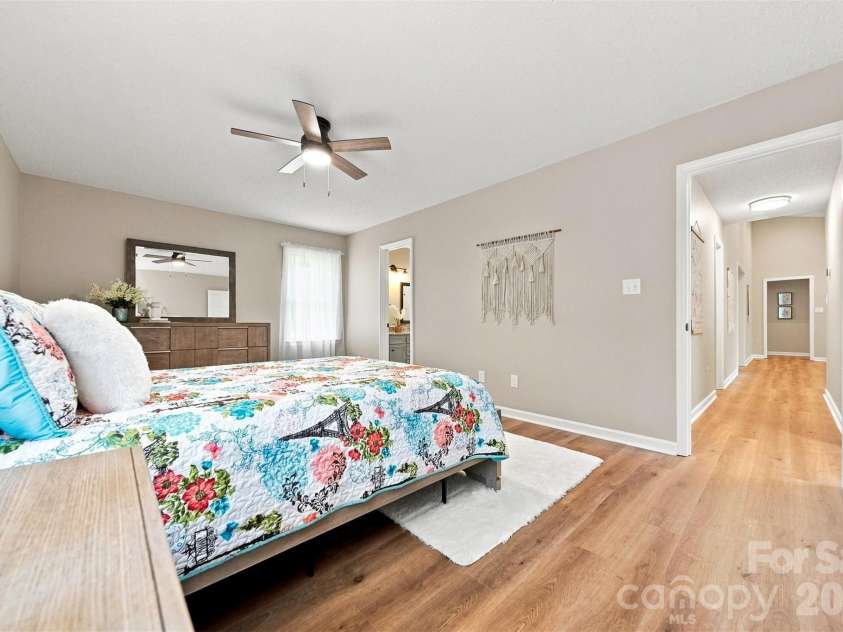 136 Cook Lane, Hickory, NC 28601.  MLS# CAR4412486, YatesRealty ID 42671. 