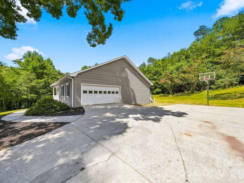 136 Cook Lane, Hickory, NC 28601.  MLS# CAR4412486, YatesRealty ID 42671. 