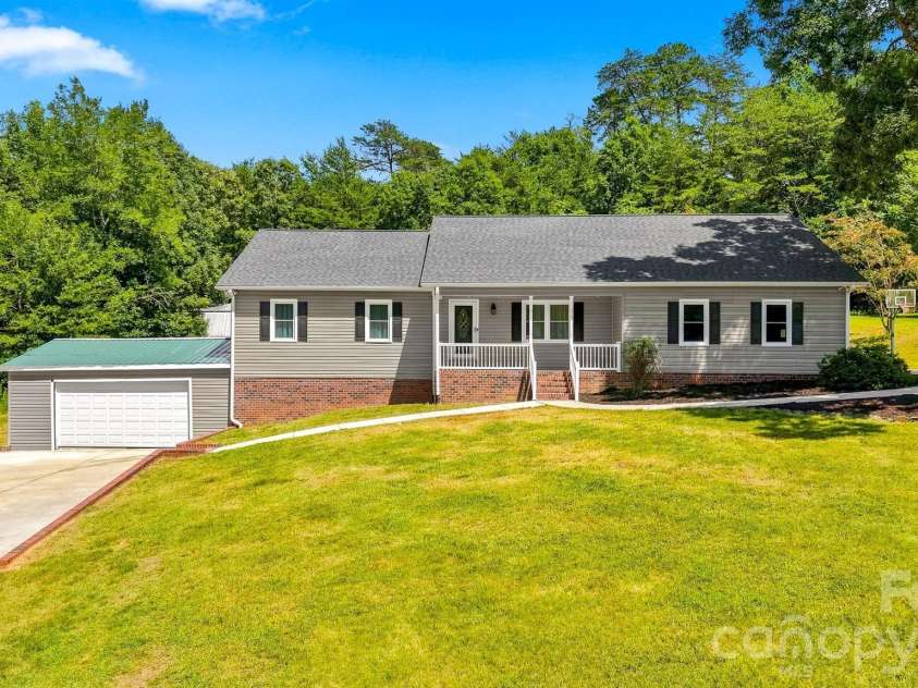 136 Cook Lane, Hickory, NC 28601.  MLS# CAR4412486, YatesRealty ID 42671. 