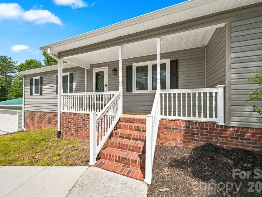 136 Cook Lane, Hickory, NC 28601.  MLS# CAR4412486, YatesRealty ID 42671. 
