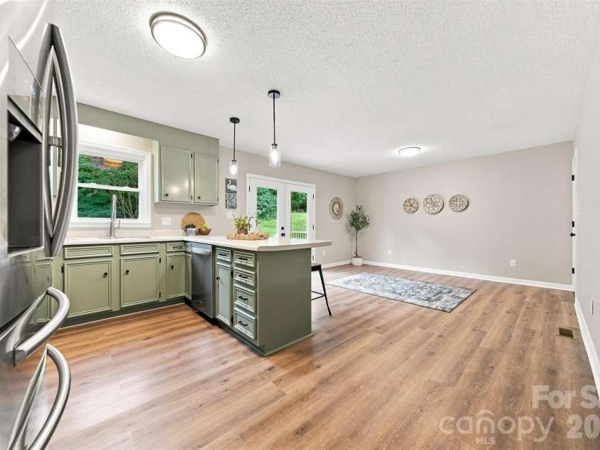 136 Cook Lane, Hickory, NC 28601.  MLS# CAR4412486, YatesRealty ID 42671. Kitchen with eat in area