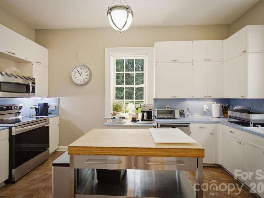 202 Woodside Place, Lenoir, NC 28645.  MLS# CAR4403454, YatesRealty ID 42675. 