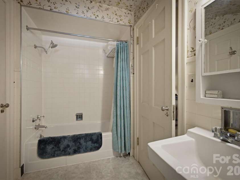 202 Woodside Place, Lenoir, NC 28645.  MLS# CAR4403454, YatesRealty ID 42675. 