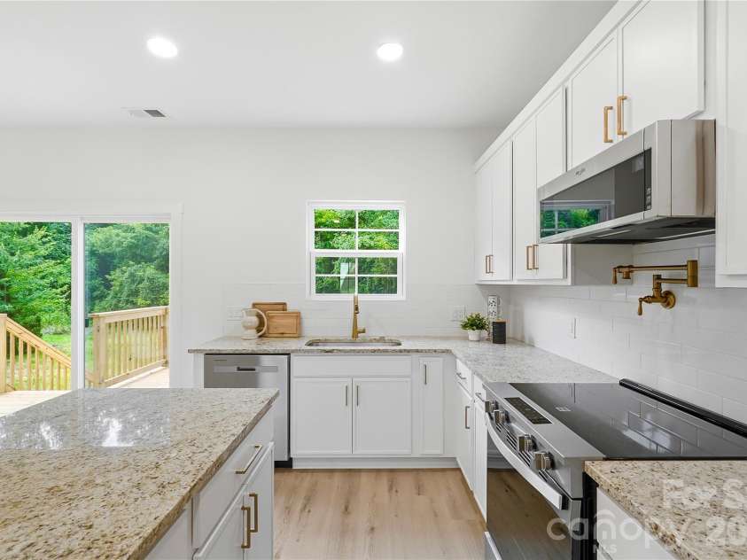 604 Sharon Drive, Statesville, NC 28625.  MLS# CAR4406361, YatesRealty ID 42684. Beautiful Kitchen