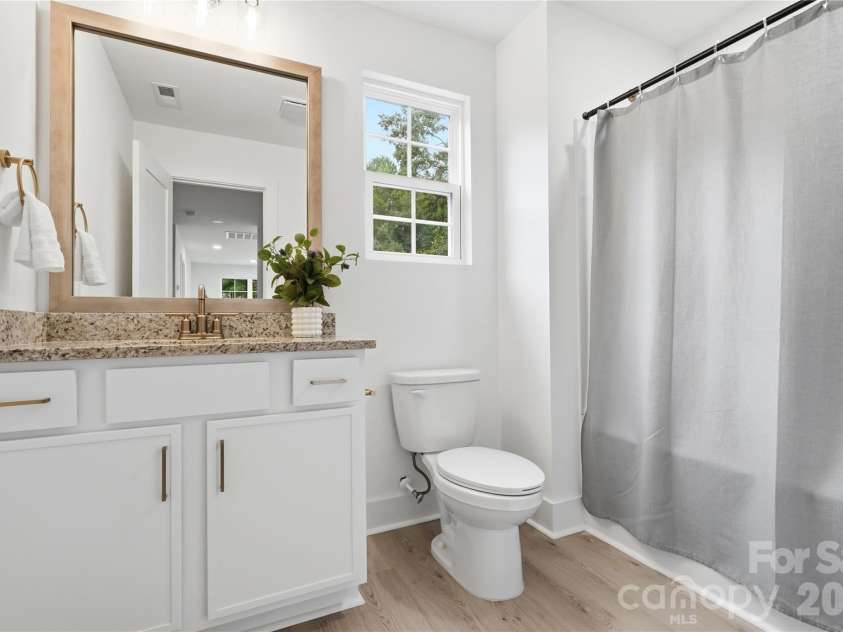 604 Sharon Drive, Statesville, NC 28625.  MLS# CAR4406361, YatesRealty ID 42684. Full Bathroom - Upper Level Hall