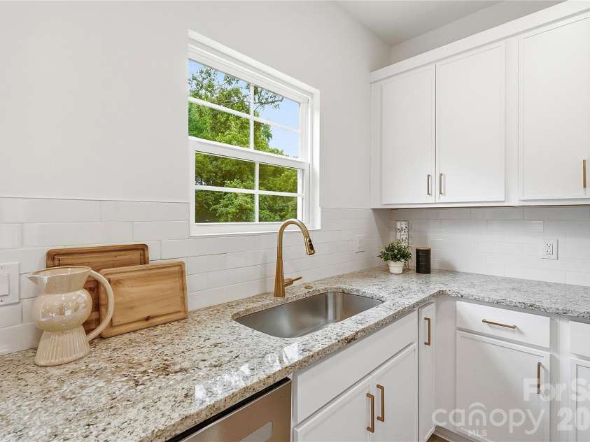 604 Sharon Drive, Statesville, NC 28625.  MLS# CAR4406361, YatesRealty ID 42684. Kitchen