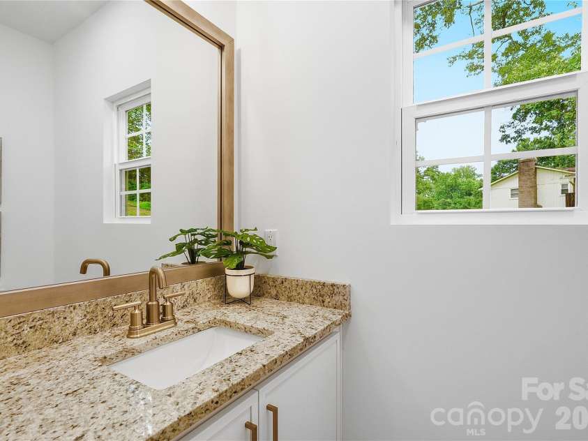 604 Sharon Drive, Statesville, NC 28625.  MLS# CAR4406361, YatesRealty ID 42684. Main Level - Half Bath