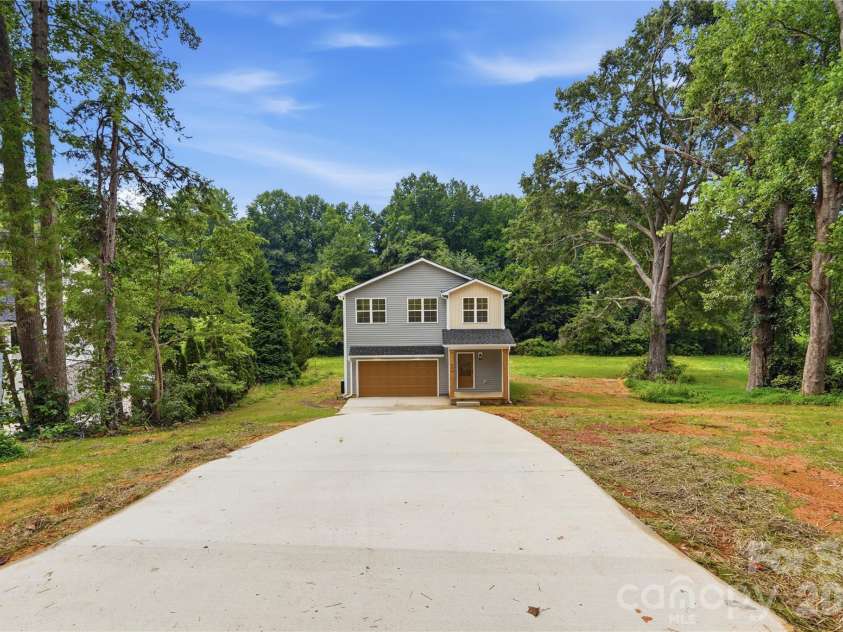 604 Sharon Drive, Statesville, NC 28625.  MLS# CAR4406361, YatesRealty ID 42684. Set back
