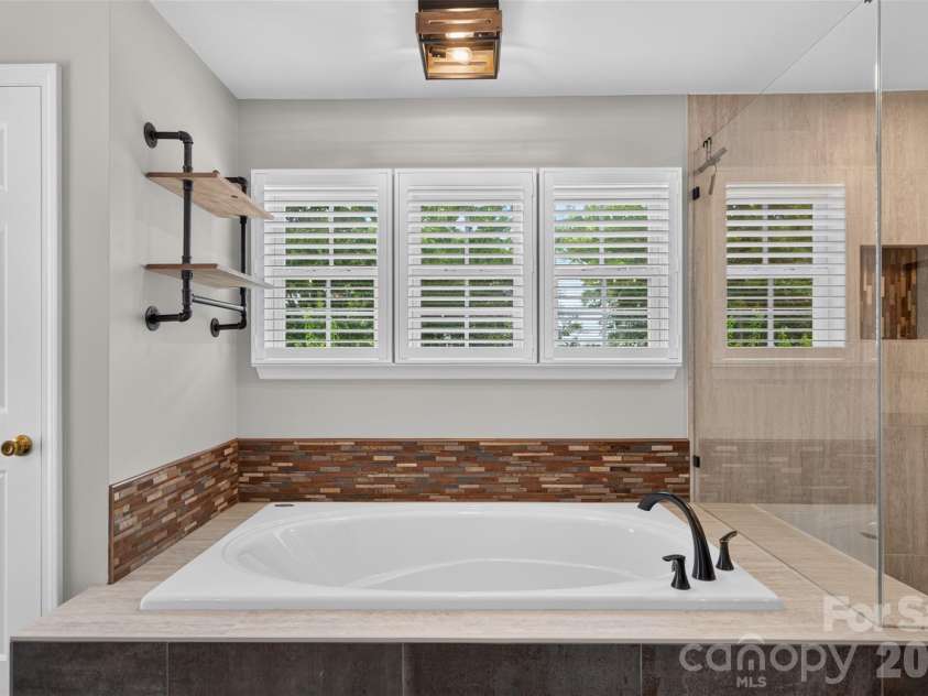 204 Whitegrove Drive, Fort Mill, SC 29715.  MLS# CAR4396185, YatesRealty ID 42686. Separate soaking tub