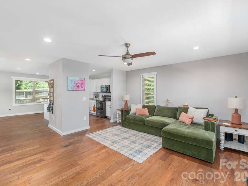 10 Hi Alta Avenue, Asheville, NC 28806.  MLS# CAR4405759, YatesRealty ID 42696. 