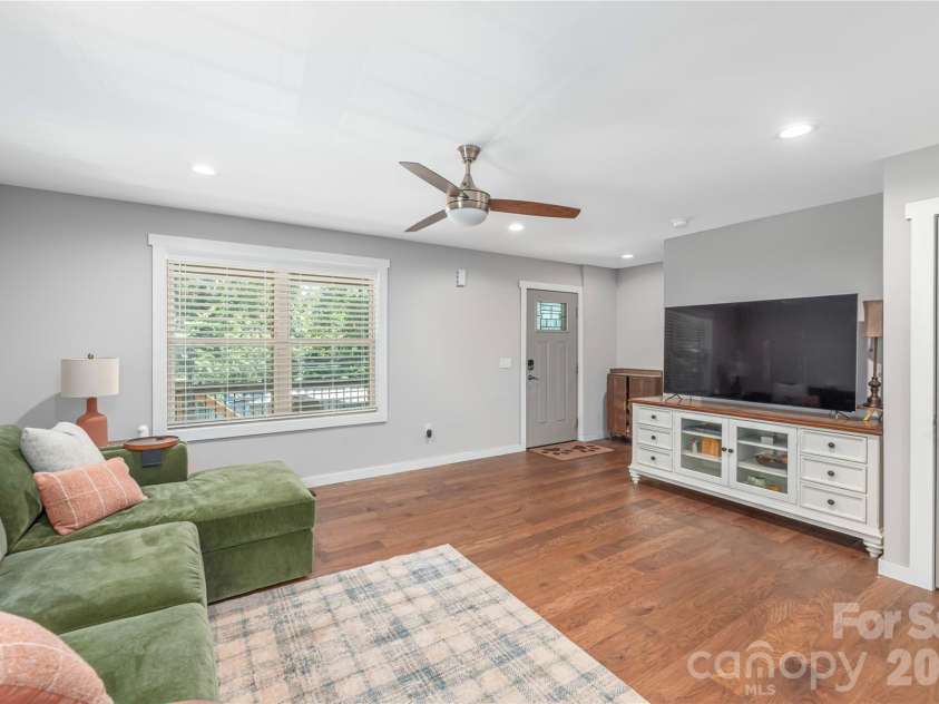 10 Hi Alta Avenue, Asheville, NC 28806.  MLS# CAR4405759, YatesRealty ID 42696. 