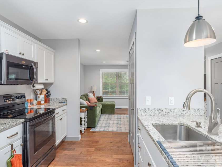 10 Hi Alta Avenue, Asheville, NC 28806.  MLS# CAR4405759, YatesRealty ID 42696. 