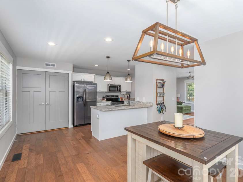 10 Hi Alta Avenue, Asheville, NC 28806.  MLS# CAR4405759, YatesRealty ID 42696. 