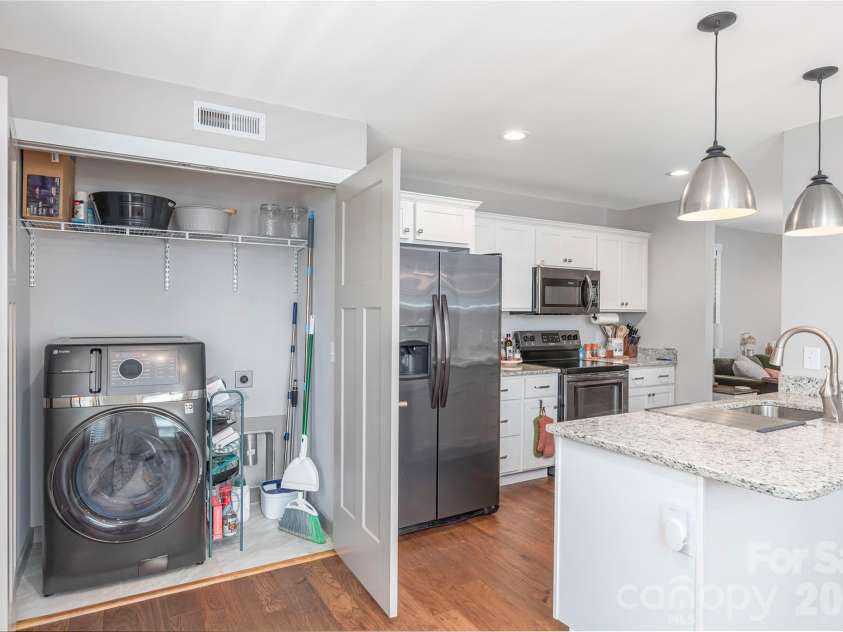 10 Hi Alta Avenue, Asheville, NC 28806.  MLS# CAR4405759, YatesRealty ID 42696. 
