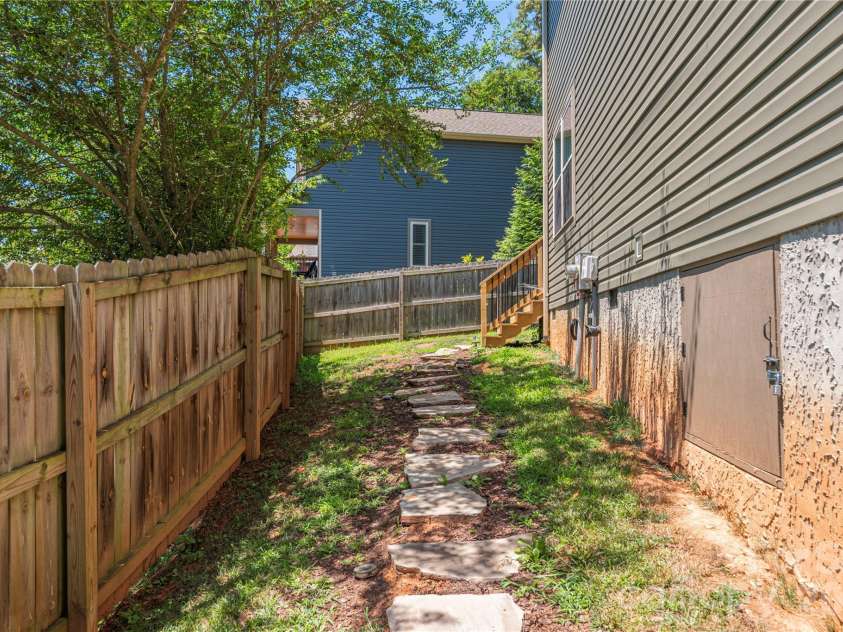 10 Hi Alta Avenue, Asheville, NC 28806.  MLS# CAR4405759, YatesRealty ID 42696. 