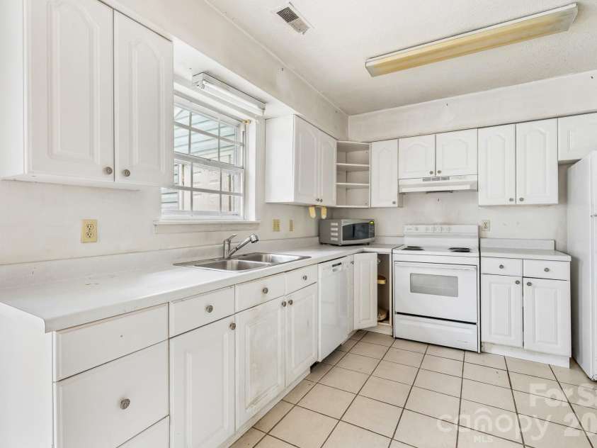 8504 Castle Pine Court, Charlotte, NC 28226.  MLS# CAR4411219, YatesRealty ID 42700. 