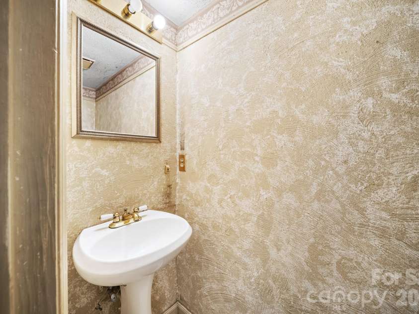 8504 Castle Pine Court, Charlotte, NC 28226.  MLS# CAR4411219, YatesRealty ID 42700. 