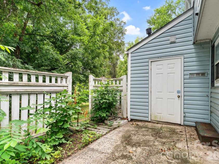 8504 Castle Pine Court, Charlotte, NC 28226.  MLS# CAR4411219, YatesRealty ID 42700. 