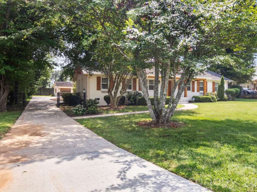 7030 Delta Lake Drive, Charlotte, NC 28215.  MLS# CAR4406791, YatesRealty ID 42701. 
