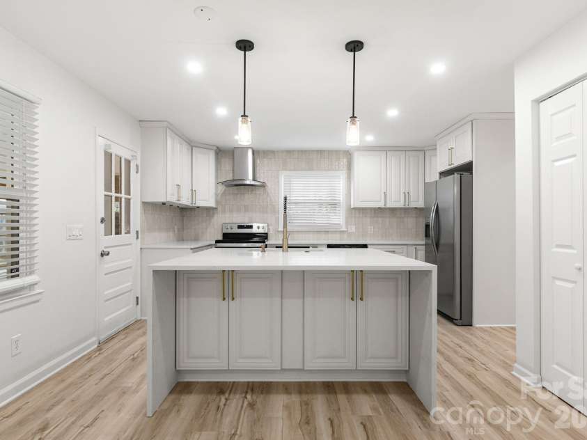 7030 Delta Lake Drive, Charlotte, NC 28215.  MLS# CAR4406791, YatesRealty ID 42701. 